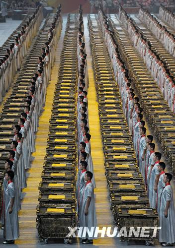 月8日，第29届夏季奥林匹克运动会在中国国家体育场隆重开幕。这是开幕式上的击缶表演。