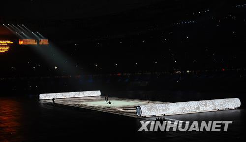 8月8日晚8时，第29届夏季奥林匹克运动会在国家体育场——“鸟巢”隆重开幕。这是开幕式上的大型文艺表演《美丽的奥林匹克》。